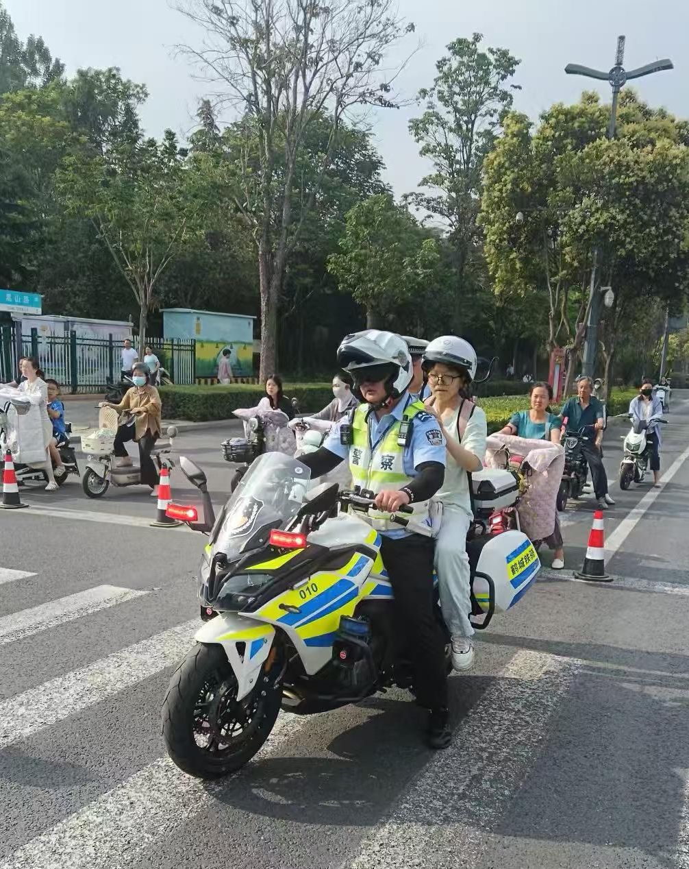 鹤壁：一考生走错考场，交警紧急护送
